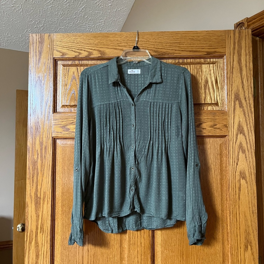 Women’s Hollister button down shirt. Size Medium. Like new. Olive green.